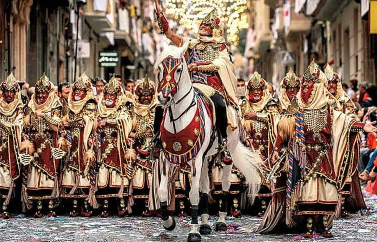 Fiestas-de-Moros-y-Cristianos-2 Orihuela: Centro histórico con iglesias, monasterios y palacios