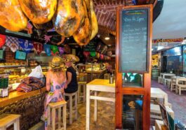 Тапас-бар в старом городе Аликанте с хамоном и барной стойкой