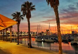 Марина Аликанте на закате с яхтами и пальмовой набережной