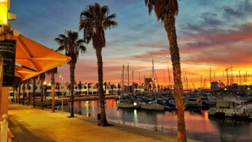 Марина Аликанте на закате с яхтами и пальмовой набережной