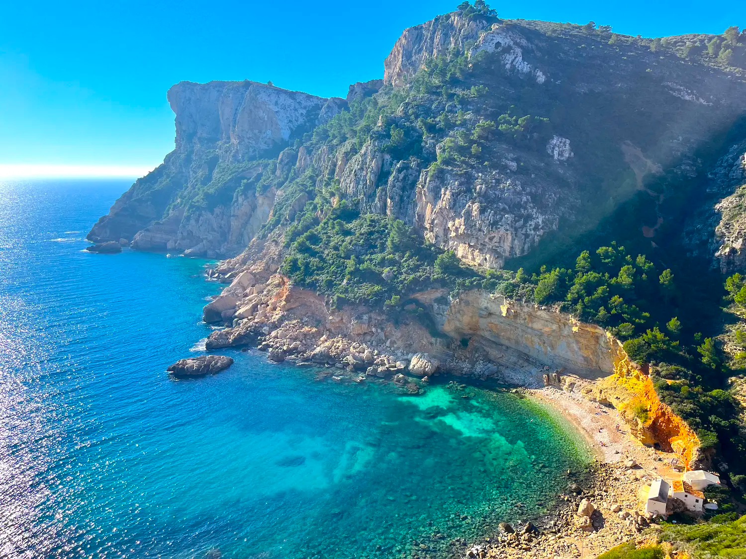 Дикие пляжи Коста-Бланка: секретные уголки для уединения - Альтеа Вильяхойоса Кальпе Коста-Бланка Морейра Пляжи Туризм Хавеа Эль-Кампельо  - Costa Blanca Space Фото - Cala-Llebeig