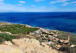 Маяк Санта-Пола на утёсе с видом на море и побережье Коста-Бланки