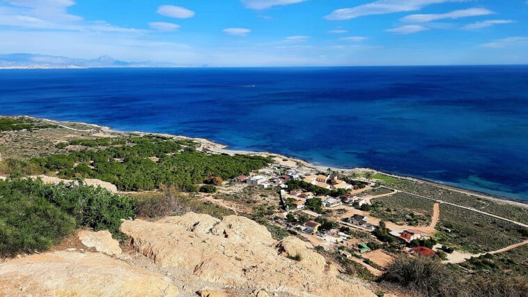 Маяк Санта-Пола на утёсе с видом на море и побережье Коста-Бланки