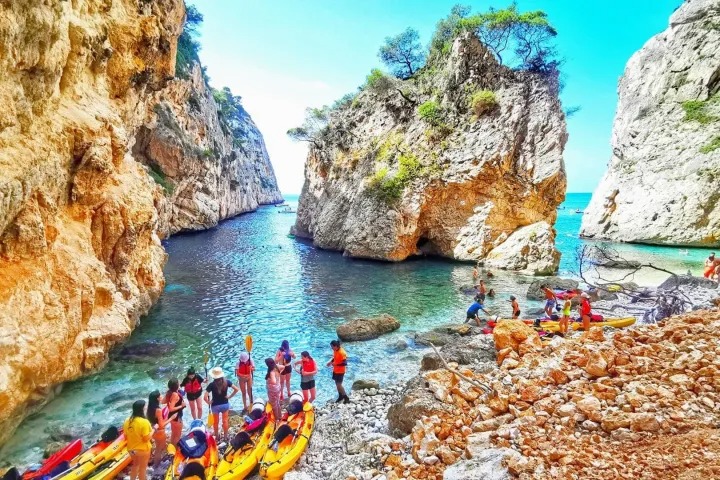 Водные виды спорта на Коста-Бланка: каяки, серфинг и виндсерфинг - Активности Аликанте Альтеа Вильяхойоса Кальпе Коста-Бланка Санта-Пола Торевьеха Туризм Хавеа  - Costa Blanca Space Фото - Kayak-en-la-Cala-Granadella