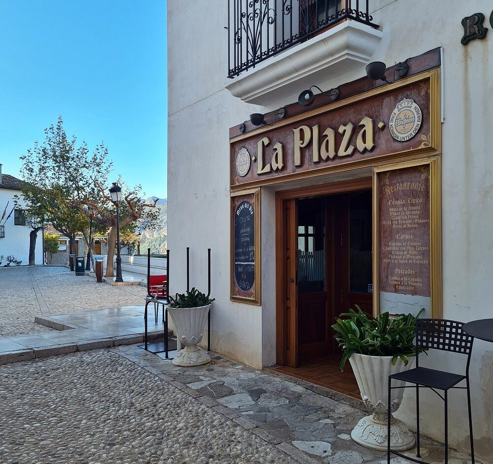 Гвадалест: рестораны с местными традициями - Гайды по городам Гастрономия  - Costa Blanca Space Фото - La-Plaza-e1766956490199