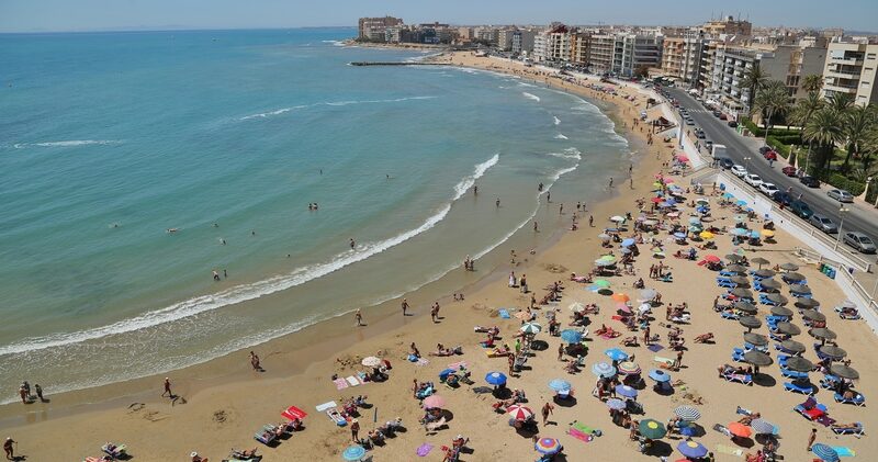 Torrevieja_Playadelos-e1764870947743 Торревьеха: лучшие активности и пляжи для всей семьи