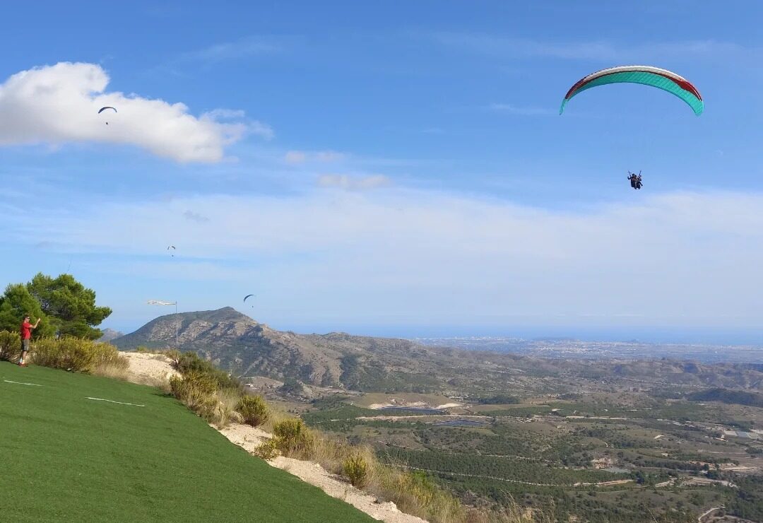 Параглайдинг на Коста-Бланка: где и как безопасно летать - Активности Альтеа Кальпе Коста-Бланка Санта-Пола Туризм  - Costa Blanca Space Фото - agost-start-01-e1765101779651