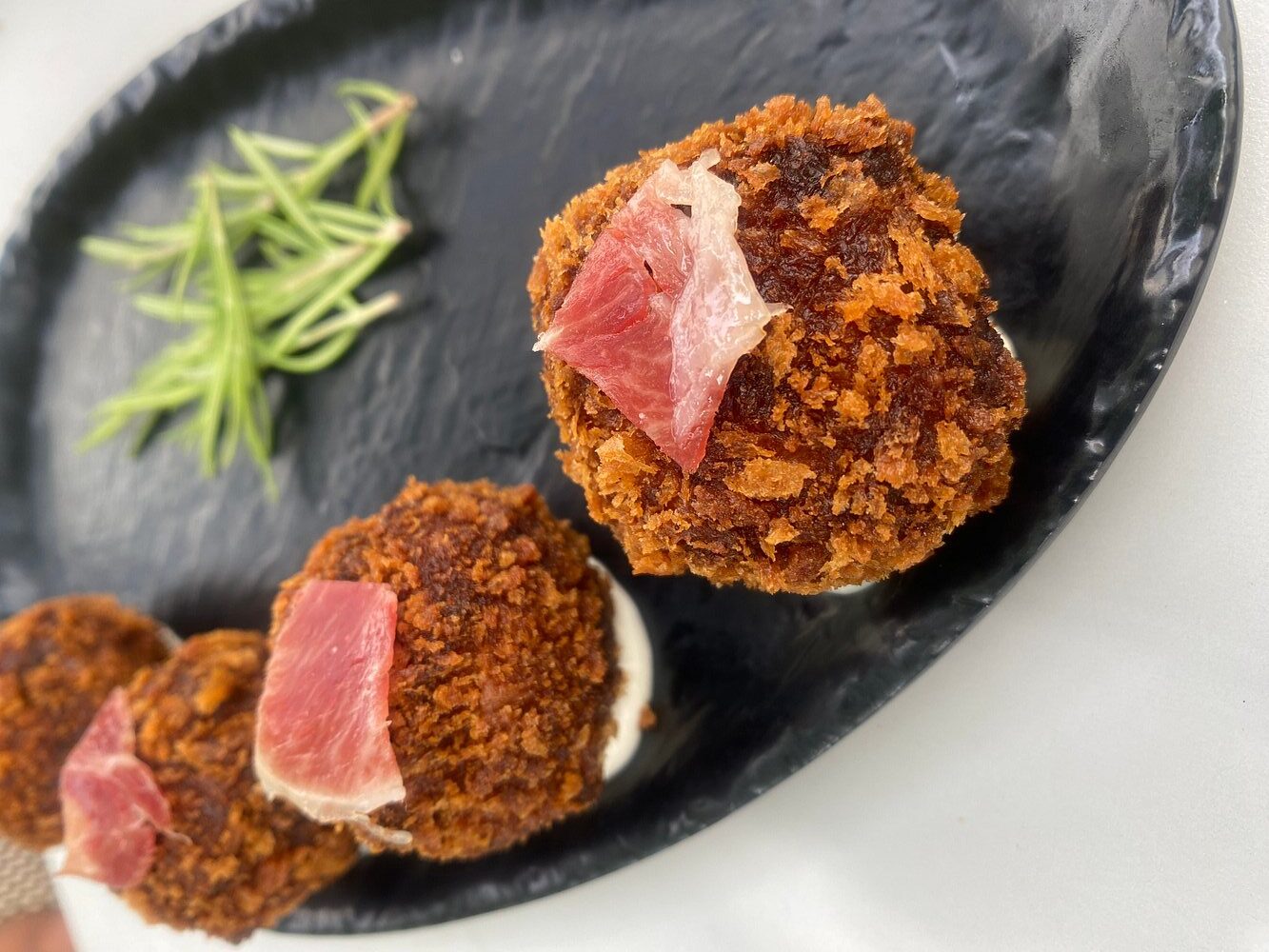 Гвадалест: рестораны с местными традициями - Гайды по городам Гастрономия  - Costa Blanca Space Фото - al-ras-spiced-meat-rotated