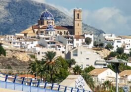 Белоснежный старый город Алтея с голубыми куполами церкви и видом на Средиземное море