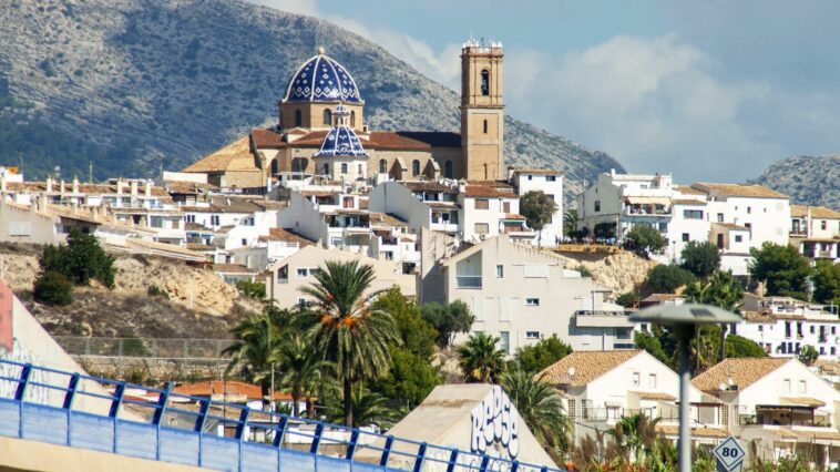 Белоснежный старый город Алтея с голубыми куполами церкви и видом на Средиземное море