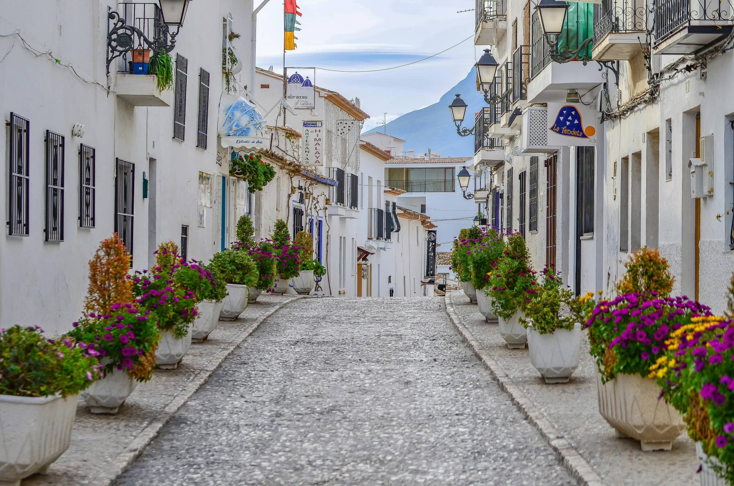 altea-old-town-white-street-scaled Альтея: художественные улицы и море