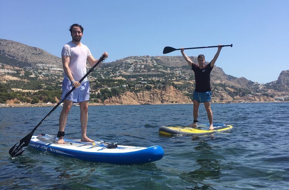 Водные виды спорта на Коста-Бланка: каяки, серфинг и виндсерфинг - Активности Аликанте Альтеа Вильяхойоса Кальпе Коста-Бланка Санта-Пола Торевьеха Туризм Хавеа  - Costa Blanca Space Фото - altea-sup-e1765111822984