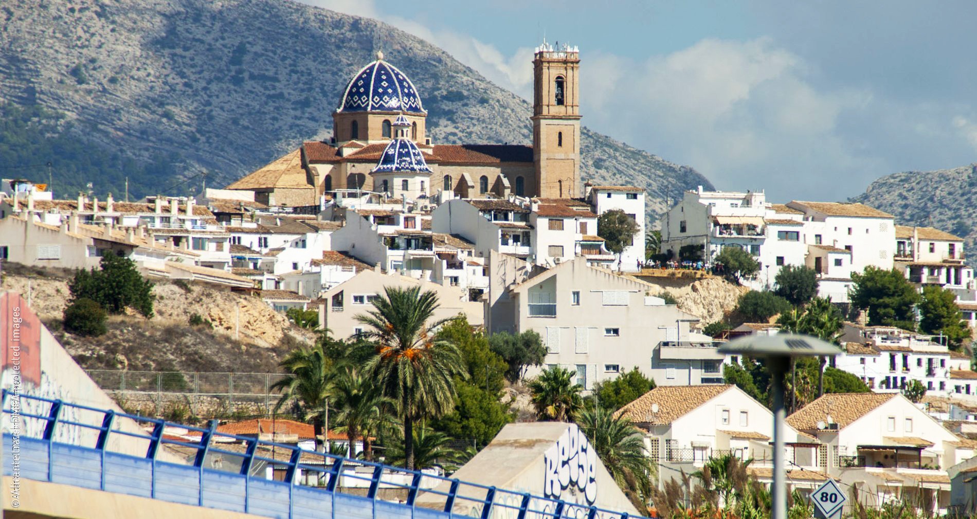 Белоснежный старый город Алтея с голубыми куполами церкви и видом на Средиземное море