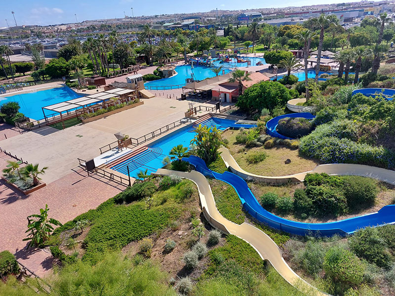 Аквапарки Коста-Бланка: полный гид по развлечениям для всей семьи - Активности Бенидорм Коста-Бланка Торевьеха Туризм - aquopolis-aerial-03 Аквапарки Коста-Бланка: полный гид по развлечениям для всей семьи - Активности Бенидорм Коста-Бланка Торевьеха Туризм - Costa Blanca Space Фото - aquopolis-aerial-03