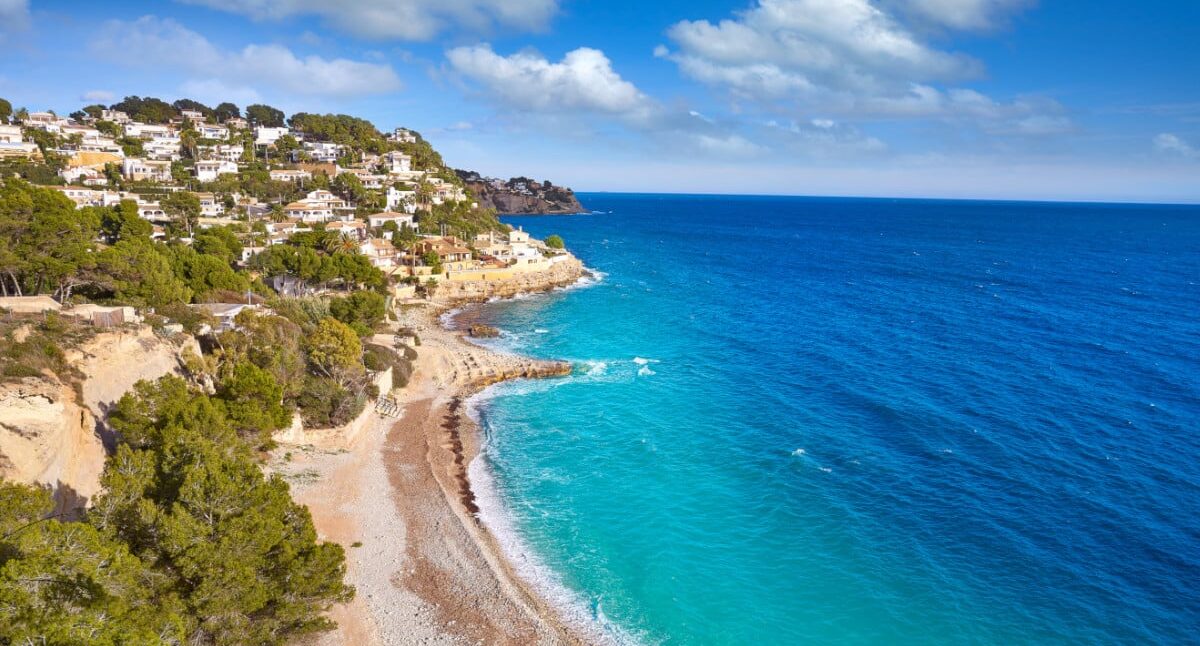 Каменистые пляжи Коста-Бланка: где красивые виды и подводный мир - Альтеа Бенидорм Бенисса Вильяхойоса Дения Коста-Бланка Остров Табарка Пляжи Туризм Хавеа Эль-Кампельо  - Costa Blanca Space Фото - baladrar-rocky-structure-e1765052463850