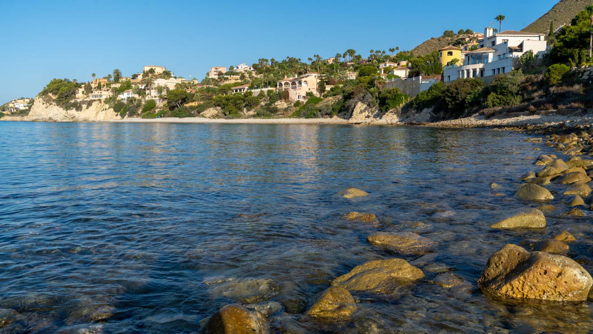 Каменистые пляжи Коста-Бланка: где красивые виды и подводный мир - Альтеа Бенидорм Бенисса Вильяхойоса Дения Коста-Бланка Остров Табарка Пляжи Туризм Хавеа Эль-Кампельо  - Costa Blanca Space Фото - barranc-aigues-bay