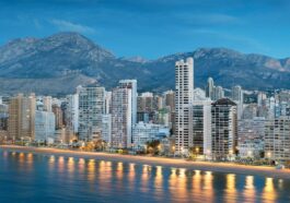 Панорама Бенидорма с видом на пляжи и линию небоскрёбов