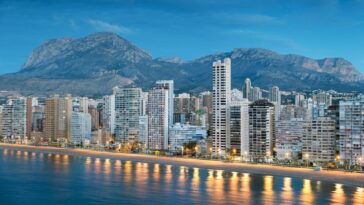 Панорама Бенидорма с видом на пляжи и линию небоскрёбов