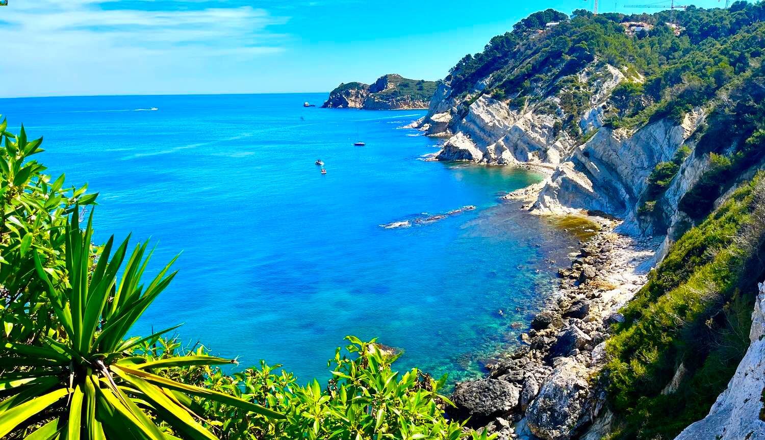 Каменистые пляжи Коста-Бланка: где красивые виды и подводный мир - Альтеа Бенидорм Бенисса Вильяхойоса Дения Коста-Бланка Остров Табарка Пляжи Туризм Хавеа Эль-Кампельо  - Costa Blanca Space Фото - blanca-white-rocks-e1765052336862