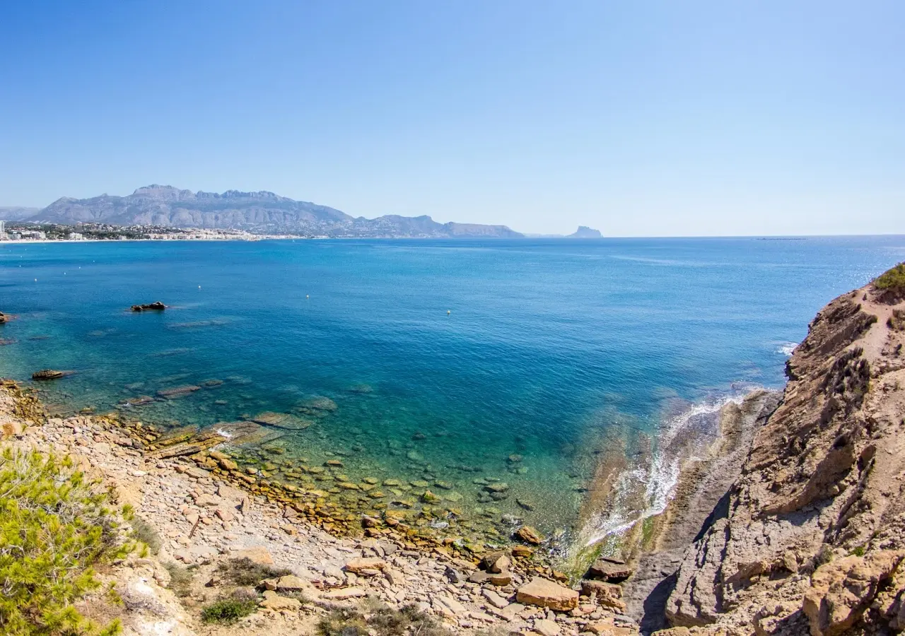 Дикие пляжи Коста-Бланка: секретные уголки для уединения - Альтеа Вильяхойоса Кальпе Коста-Бланка Морейра Пляжи Туризм Хавеа Эль-Кампельо  - Costa Blanca Space Фото - cala-del-metge-el-kampelo