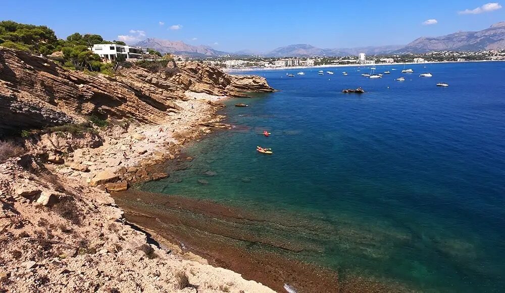Каменистые пляжи Коста-Бланка: где красивые виды и подводный мир - Альтеа Бенидорм Бенисса Вильяхойоса Дения Коста-Бланка Остров Табарка Пляжи Туризм Хавеа Эль-Кампельо  - Costa Blanca Space Фото - cala-del-metge-en-albir-alicante-e1765053655346