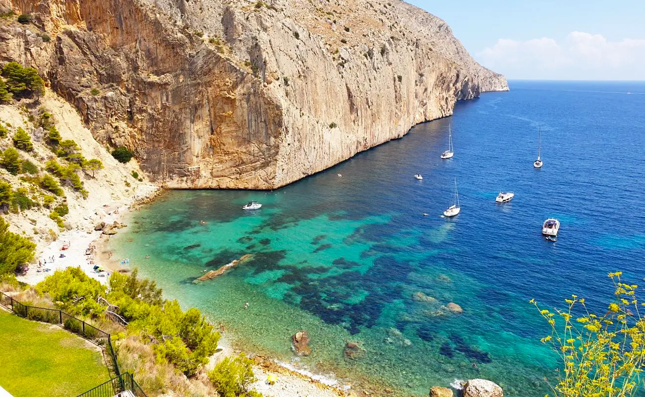 Дикие пляжи Коста-Бланка: секретные уголки для уединения - Альтеа Вильяхойоса Кальпе Коста-Бланка Морейра Пляжи Туризм Хавеа Эль-Кампельо  - Costa Blanca Space Фото - cala-del-raco-kalpe-1