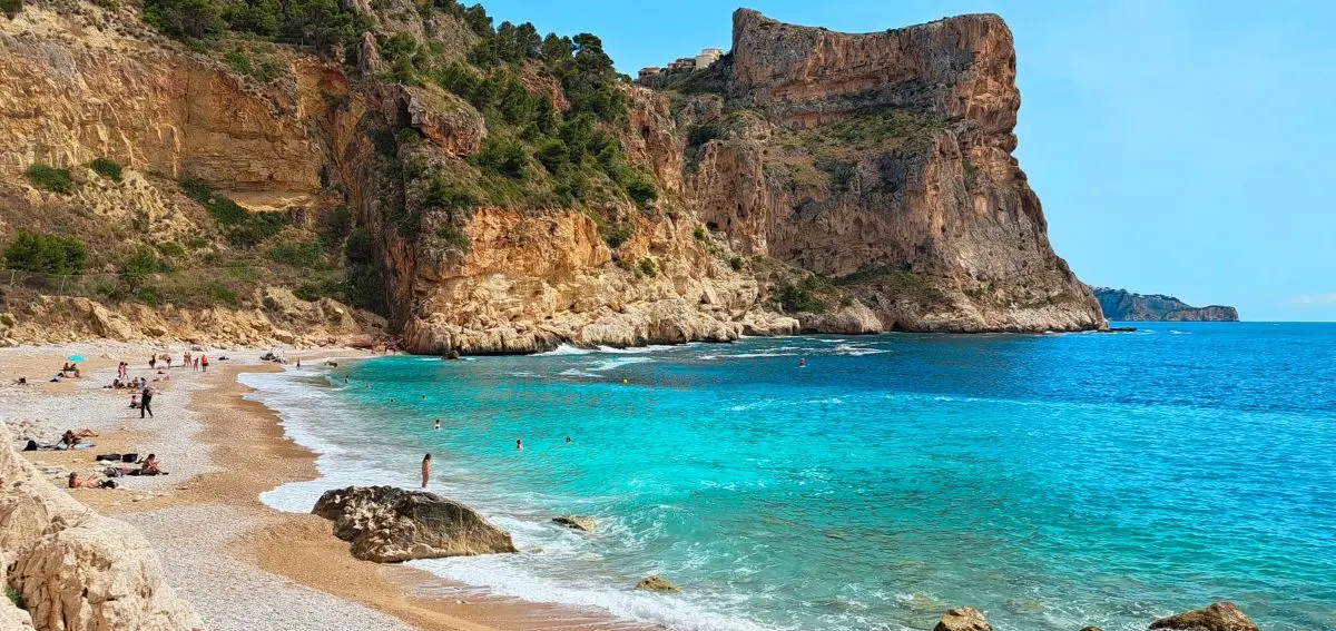 Дикие пляжи Коста-Бланка: секретные уголки для уединения - Альтеа Вильяхойоса Кальпе Коста-Бланка Морейра Пляжи Туризм Хавеа Эль-Кампельо  - Costa Blanca Space Фото - cala-moraig-cova-dels-arcs