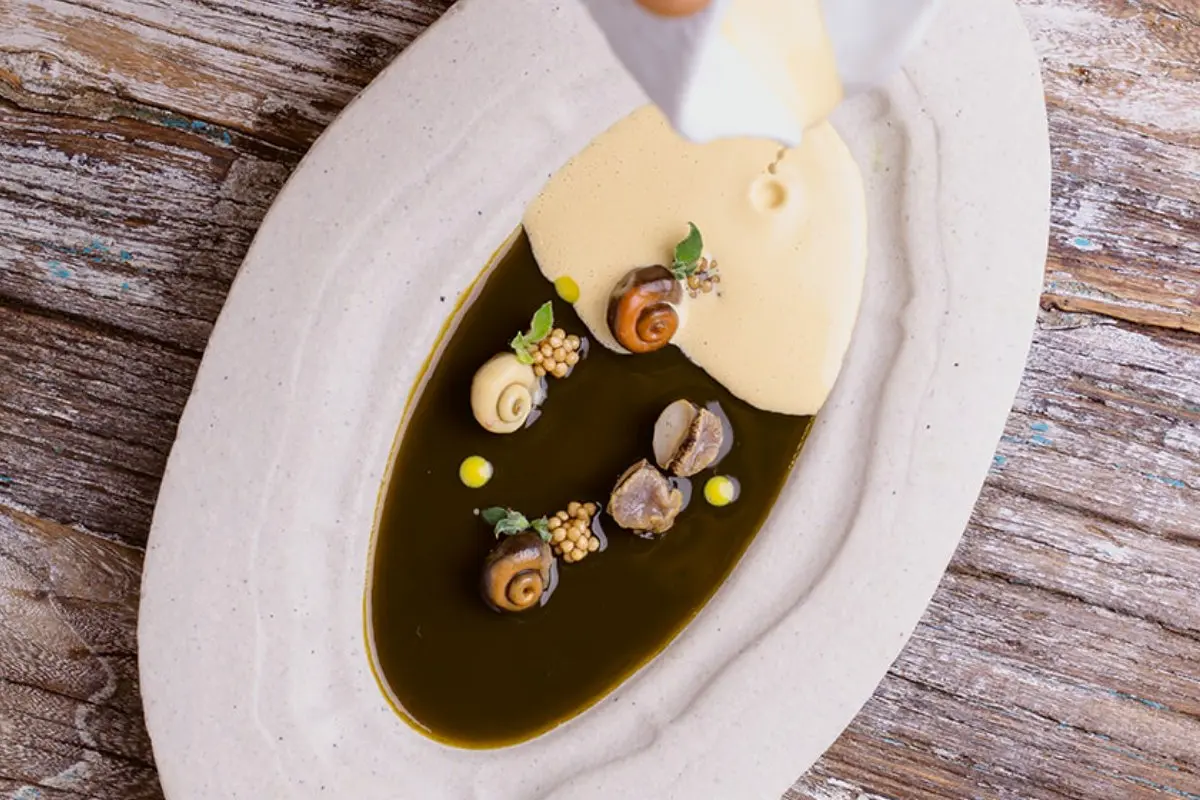 6 лучших блюд Испании в 2025 году по версии гида MICHELIN - Гастрономия Лучшие места / подборки Национальная кухня - canaillas-en-sopa-fria-moruna 6 лучших блюд Испании в 2025 году по версии гида MICHELIN - Гастрономия Лучшие места / подборки Национальная кухня - Costa Blanca Space Фото - canaillas-en-sopa-fria-moruna