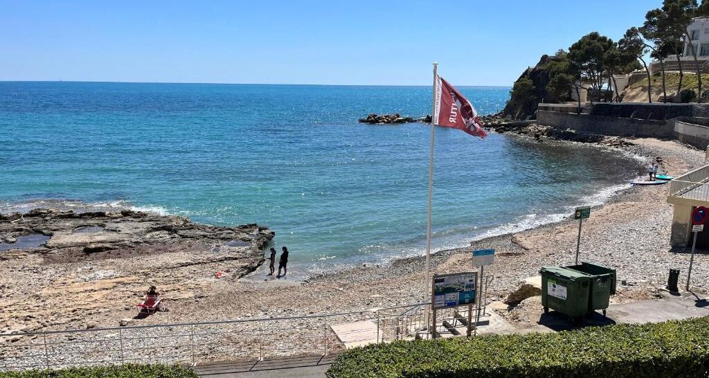 Каменистые пляжи Коста-Бланка: где красивые виды и подводный мир - Альтеа Бенидорм Бенисса Вильяхойоса Дения Коста-Бланка Остров Табарка Пляжи Туризм Хавеа Эль-Кампельо  - Costa Blanca Space Фото - cap-negret-altea-1-e1765053511913