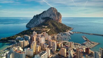 Панорама города Кальпе с видом на побережье и скалу Ифач