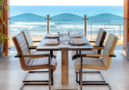 Панорамный вид на ресторан у моря с сервированным столом и видом на пляж Коста-Бланки