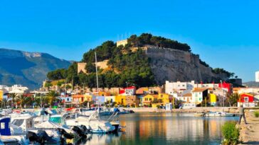 Панорама города Дения с видом на замок и побережье