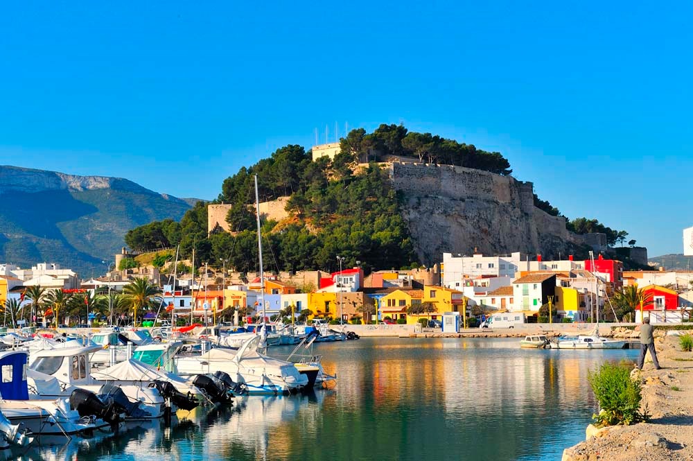 Панорама города Дения с видом на замок и побережье