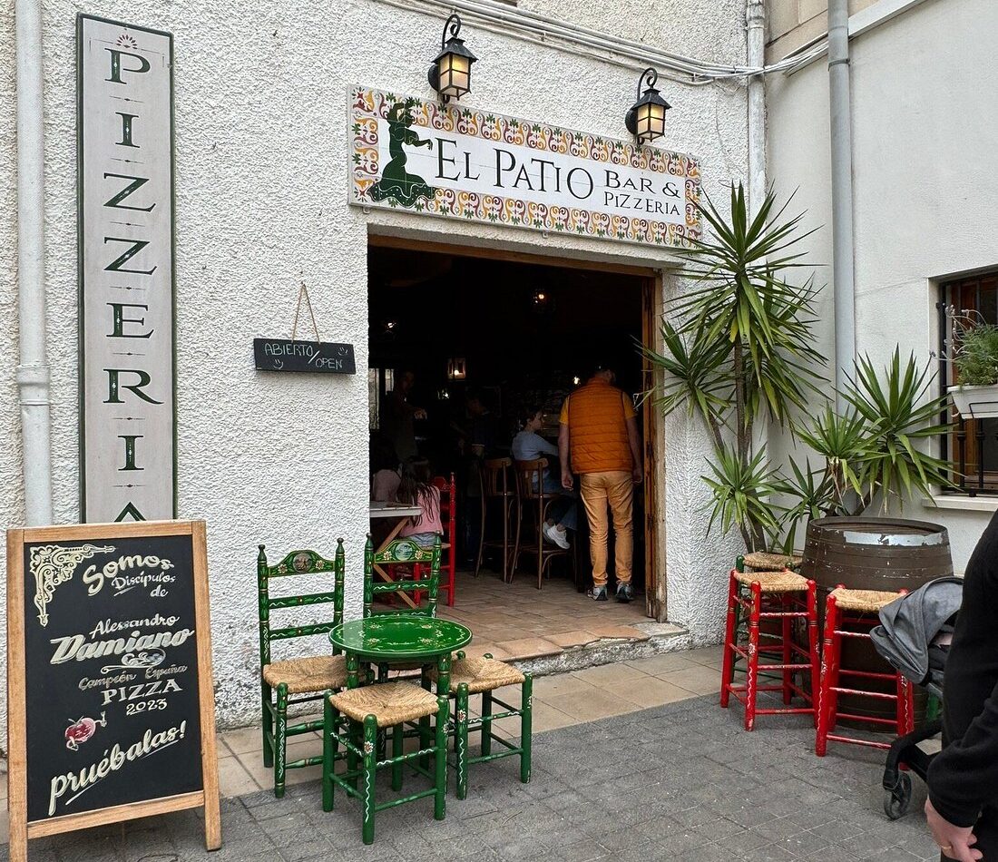 Гвадалест: рестораны с местными традициями - Гайды по городам Гастрономия  - Costa Blanca Space Фото - el-patio-plaza-street-e1766957192445