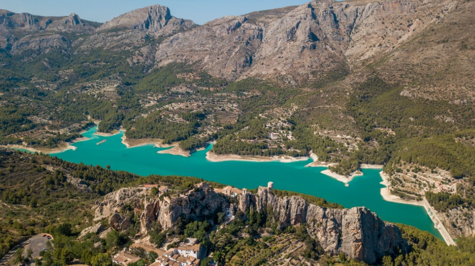 embalse-de-guadalest-lake Гвадалест: деревня с замком и уникальными музеями