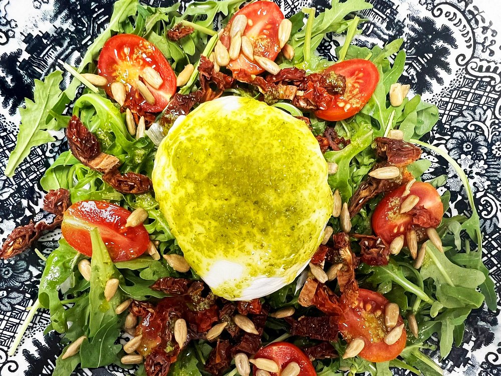 Гвадалест: рестораны с местными традициями - Гайды по городам Гастрономия  - Costa Blanca Space Фото - ensalada-de-burrata