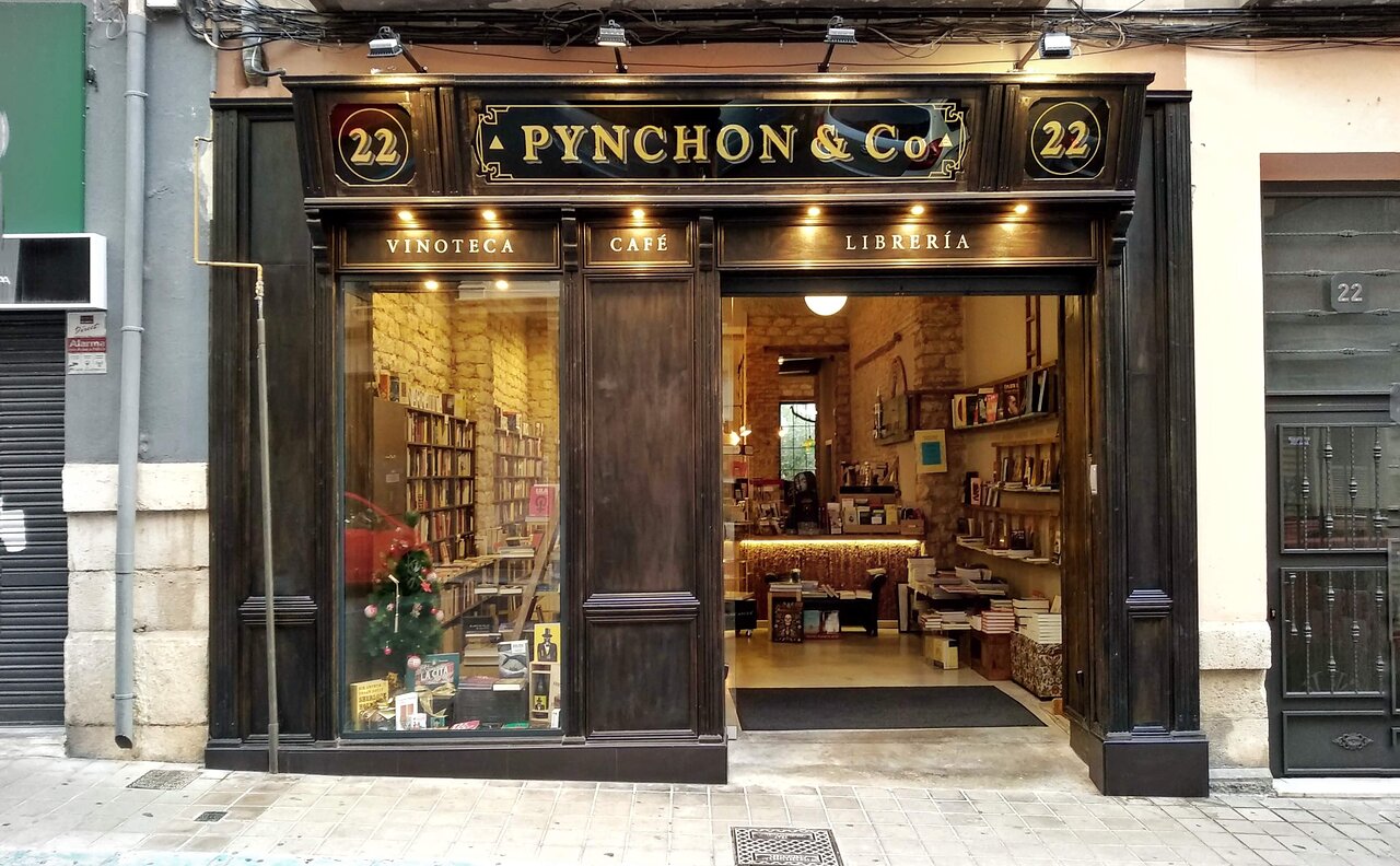 Work-friendly кафе Аликанте: где удобно работать и вкусно пить кофе - Аликанте Гастрономия Кафе и кофейни - fachada-Pynchon Work-friendly кафе Аликанте: где удобно работать и вкусно пить кофе - Аликанте Гастрономия Кафе и кофейни - Costa Blanca Space Фото - fachada-Pynchon