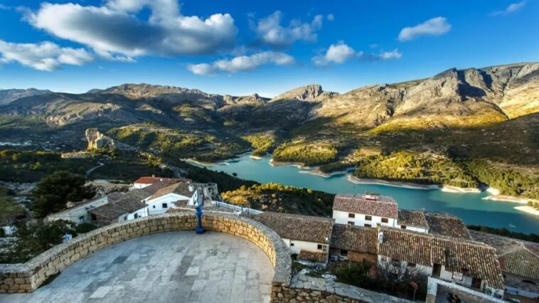Панорамный вид на Гвадалест, замок и бирюзовое водохранилище