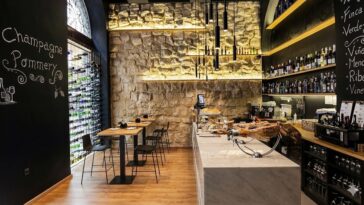 Интерьер винного бара Коста-Бланки с коллекцией местных вин