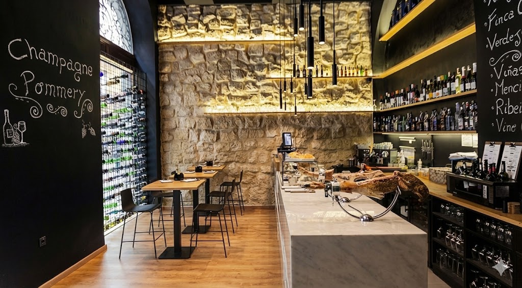 Интерьер винного бара Коста-Бланки с коллекцией местных вин