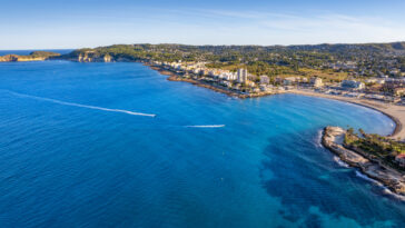 Панорама города Хавеа и побережья Коста-Бланки