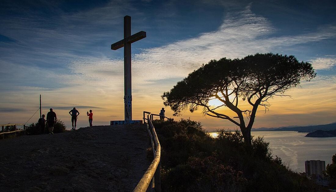 Atracciones únicas de la Costa Blanca que no te puedes perder - Alicante Benidorm Costa Blanca Elche Guadalest Selecciones destacadas  - Costa Blanca Space Фото - la-cruz-de-benidorm-e1764839747684
