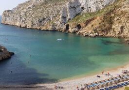 Живописная бухта Гранаделья в Хавеа — панорамный вид побережья