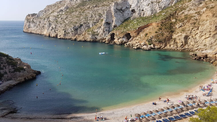 Живописная бухта Гранаделья в Хавеа — панорамный вид побережья