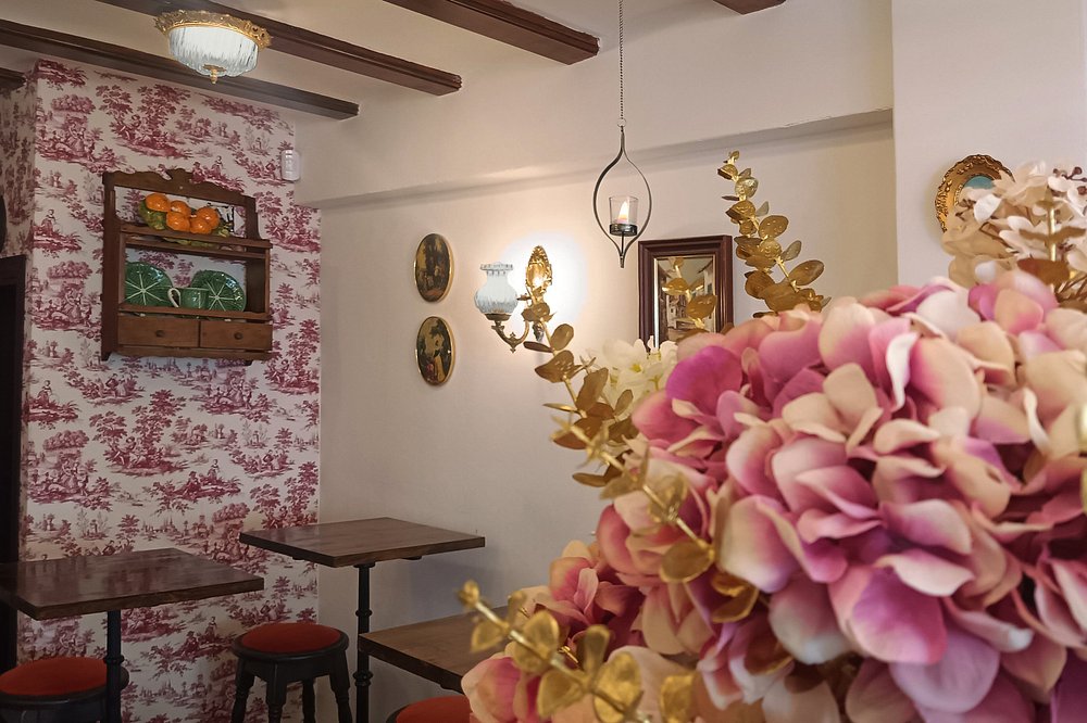 Гвадалест: рестораны с местными традициями - Гайды по городам Гастрономия  - Costa Blanca Space Фото - la-petita-interior