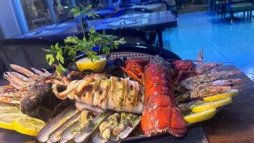Ассорти из морепродуктов на гриле в ресторане в Санта-Поле