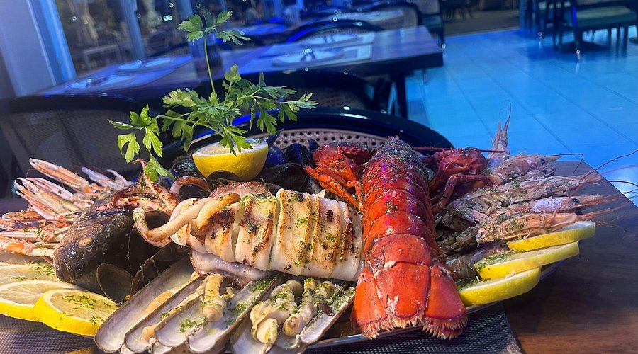 Ассорти из морепродуктов на гриле в ресторане в Санта-Поле