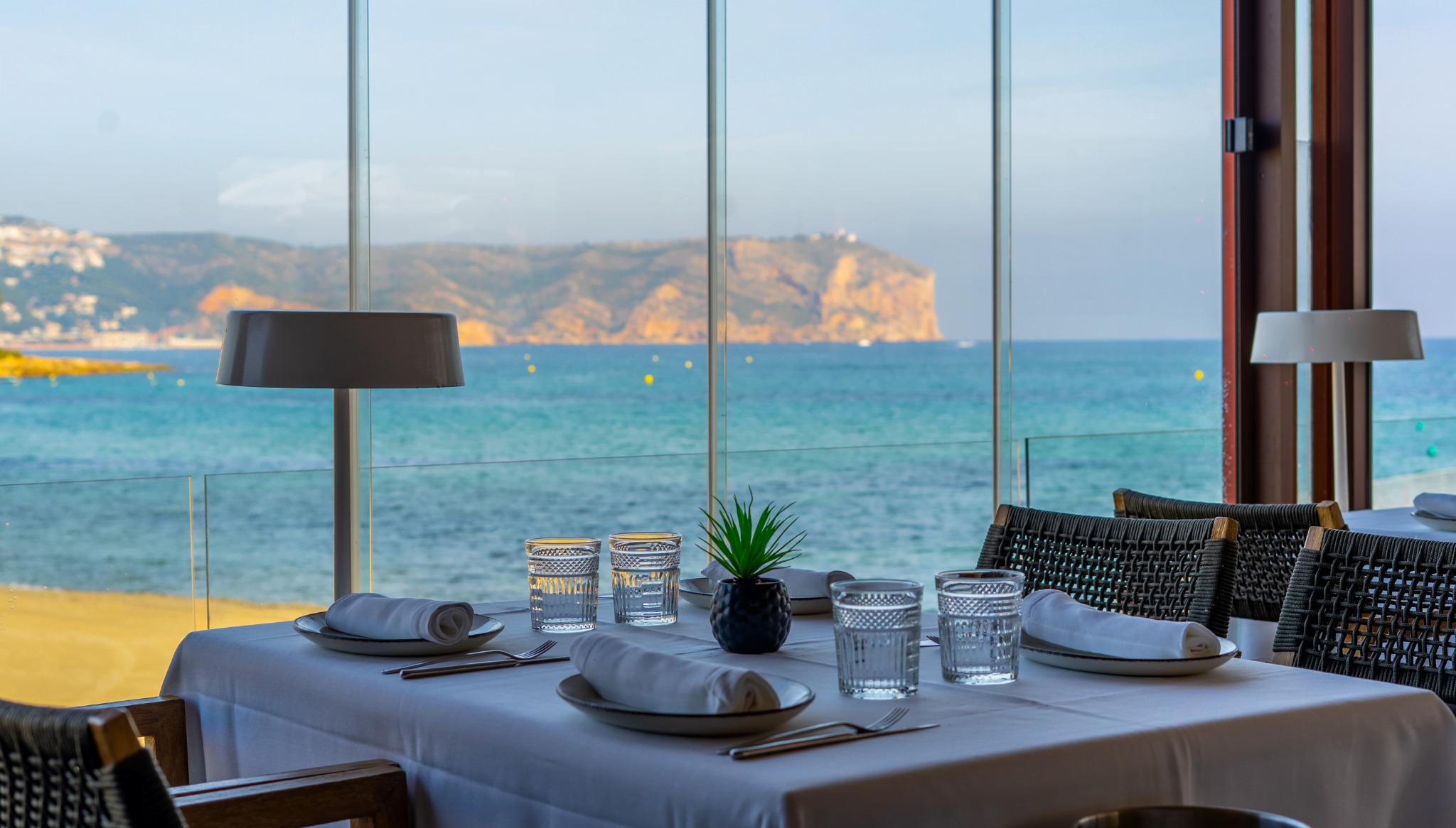 Где попробовать настоящую паэлью на Коста-Бланка - Аликанте Гастрономия Дения Кальпе Коста-Бланка Лучшие места / подборки Национальная кухня Хавеа  - Costa Blanca Space Фото - mesa-reservada-frente-al-mar-la