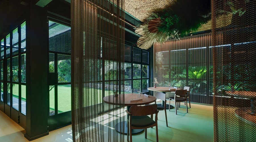 Эльче: гастрономические маршруты по городу - Гайды по городам Гастрономия Эльче  - Costa Blanca Space Фото - mesas-con-vistas-al-jardin