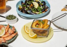 Морепродукты и закуски на столе в ресторане в Морейре